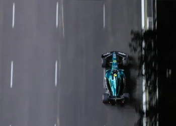 Alonso’s Thrilling 7th Place Sparks Controversy as ‚Driver of the Day‘ at Singapore GP!