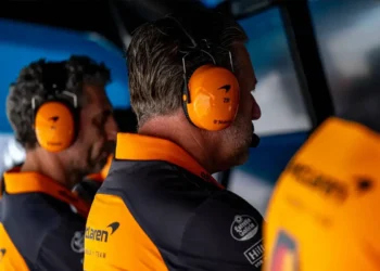 Zak Brown’s Shocking U-Turn: Hülkenberg’s « Amateur Driving » Blamed for McLaren Crash, But Was He Wrong?