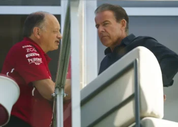 Ferrari’s Fred Vasseur Addresses Christian Horner Rumors, Declares Unwavering Support Amidst Chaos!