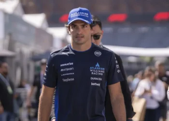 Sainz Slams Red Bull’s ‘Unsportsmanlike’ Tactics in Controversial Norris Tape Incident!