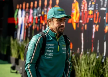 Alonso’s Explosive Fury: “Race Officials Turn Blind Eye as Chaos Erupts at Start!”