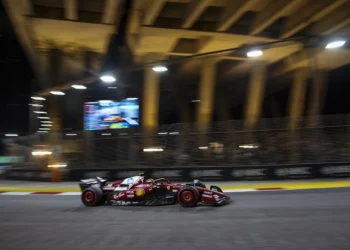 Hamilton Blasts Ferrari: ‚We Should Have Ruled Singapore GP Against McLaren“