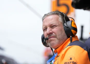 Oscar Piastri Sparks Outrage by SNUBBING McLaren Boss Zak Brown After Singapore GP Drama!