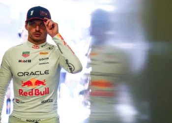 Max Verstappen’s Championship Hopes Ignite as McLaren’s Piastri Crumbles Amidst ‚Papaya Rules‘ Chaos