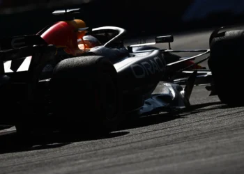 Verstappen’s Epic Comeback: A Masterclass on Soft Tires Echoes Schumacher’s 1998 Glory!