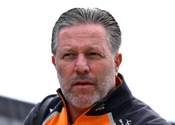 Zak Brown Slams ‚Amateur Hour‘ After McLaren’s Devastating Double DNF in Austin Sprint Race!