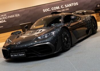 Sociedade Comercial C. Santos expõe em público único Mercedes-AMG One destinado a Portugal