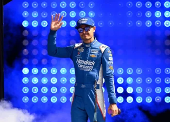 Kyle Larson Stuns NASCAR World with Shocking Championship Upset Over Denny Hamlin at Phoenix!