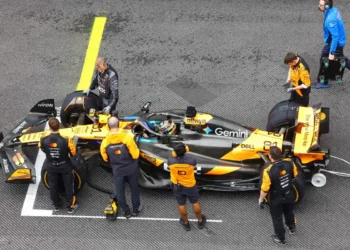 Oscar Piastri’s Shocking 10-Second Penalty Sparks Outrage: Is FIA’s Punishment Too Harsh?