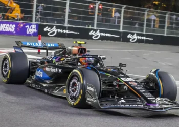 F1 Las Vegas GP Chaos: Carlos Sainz’s Nightmare with Loose Manhole Covers Strikes Again!