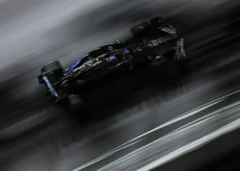 Albon’s ‘Dangerous’ Las Vegas GP: Shocking Radio Failure Sparks Tension and Safety Concerns!