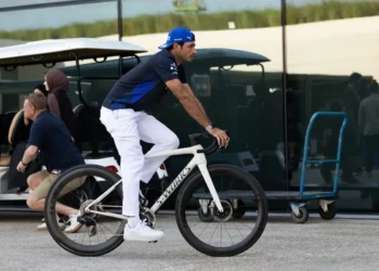 Carlos Sainz braces for challenging F1 Qatar Grand Prix: can Williams secure fifth position?