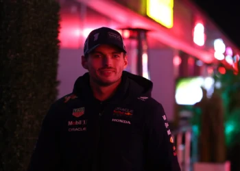 Verstappen Shocked as Piastri’s F1 Title Dreams Plummet in ‘Bizarre’ Turn of Events!