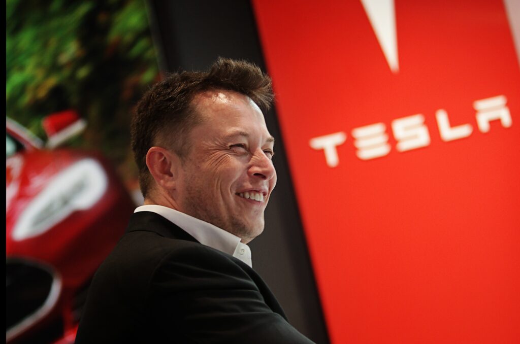 Tesla paga mil milhões de dólares a Elon Musk
