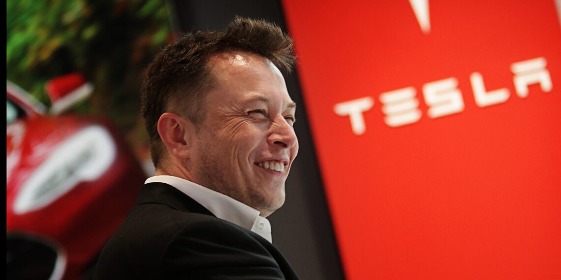 Tesla paga mil milhões de dólares a Elon Musk
