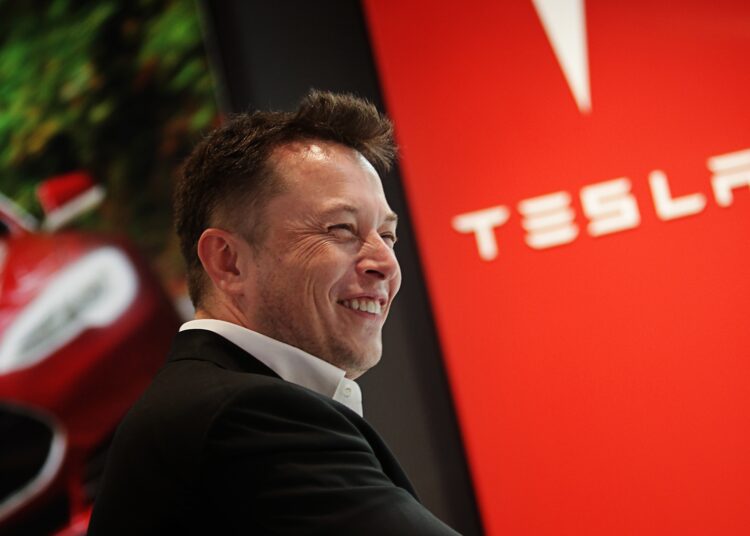 Tesla paga mil milhões de dólares a Elon Musk