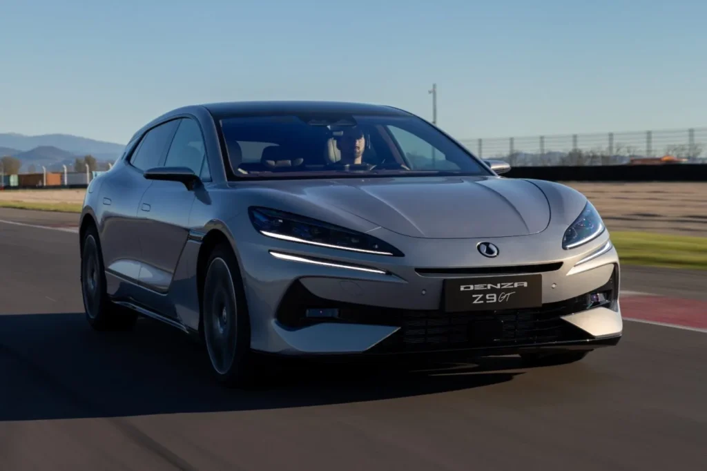 Denza adia chegada à Europa para 2026