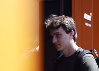 Oscar Piastri sparks F1 turmoil: whispers of McLaren exit and new team talks revealed!