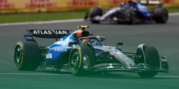 Carlos Sainz dazzles Williams F1 with heartfelt letter and gifts after stunning debut season