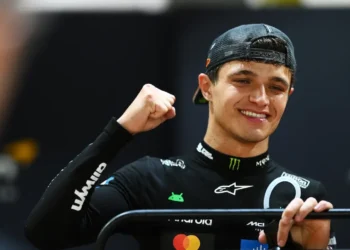 Lando Norris triumphs in dramatic F1 title battle, echoing Damon Hill’s legendary journey