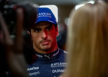 Carlos Sainz sparks wild conspiracy after shocking Lewis Hamilton moment at Qatar Grand Prix