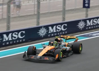 Lando Norris blitzes F1 rivals with stunning pace in Abu Dhabi showdown against Verstappen
