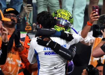 VIDEO – Lando Norris crowned world champion: Carlos Sainz celebrates his extraordinary triumph in F1