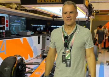 Oscar Piastri’s father blasts McLaren bias rumors: truth behind the F1 championship battle revealed!