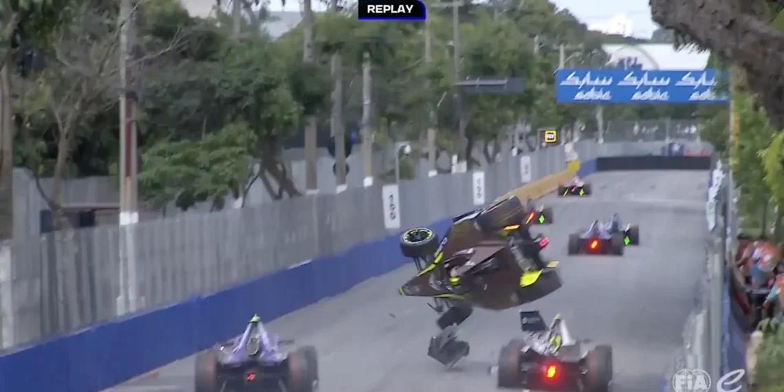 VIDEO – Dramatic crash ignites chaos at São Paulo E-Prix: Formula E season opener in jeopardy!