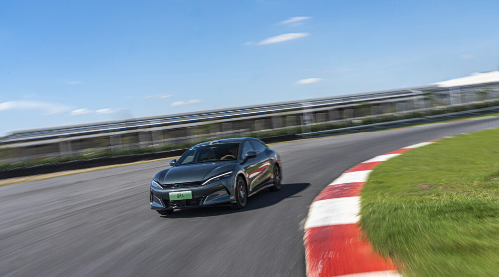 China impõe limites ao consumo dos 100% automóveis elétricos