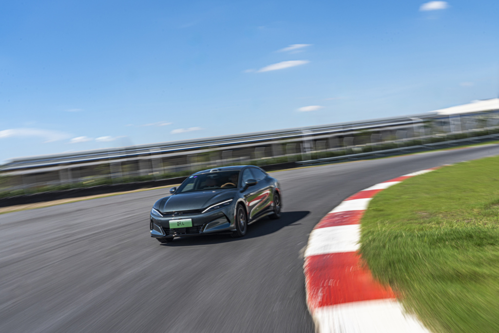 China impõe limites ao consumo dos 100% automóveis elétricos