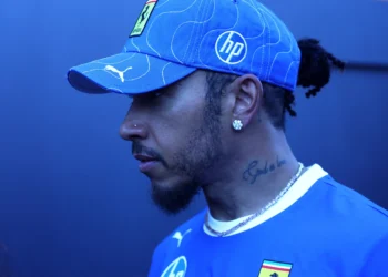 Lewis Hamilton’s emotional farewell gift to Mercedes: a stunning tribute to 3,000 employees