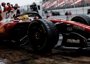 Lewis Hamilton roars to life with astonishing 85 laps at Barcelona F1 shakedown test!