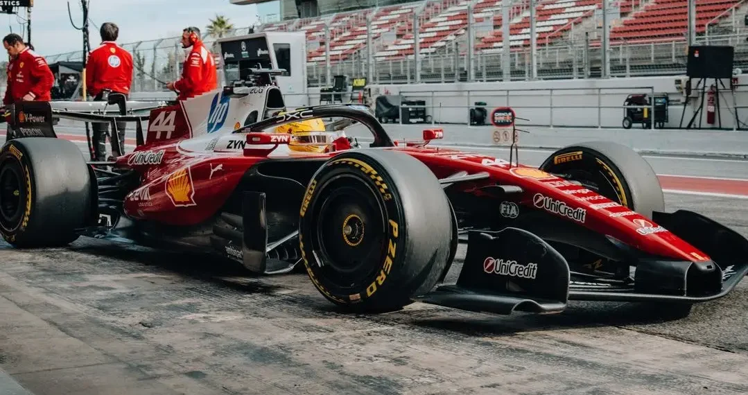 VIDEO – Lewis Hamilton steals the show at Barcelona F1 shakedown, leaving rivals in disbelief