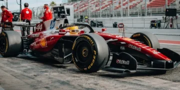 VIDEO – Lewis Hamilton steals the show at Barcelona F1 shakedown, leaving rivals in disbelief