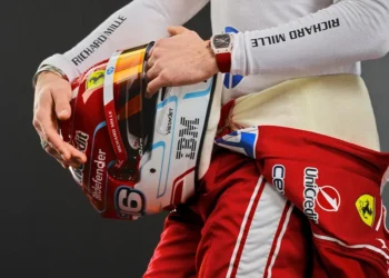 VIDEO – Charles Leclerc unveils stunning new helmet for 2026 season: a bold design evolution!