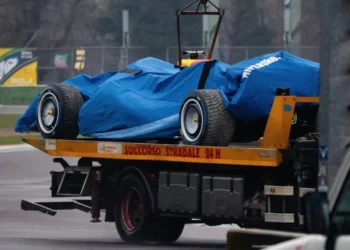 VIDEO – Arvid Lindblad&rsquo;s shocking debut disaster: Racing Bulls rookie spins into Imola gravel trap
