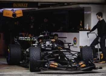 McLaren MCL40 roars to life: reigning champion Lando Norris takes the track by storm