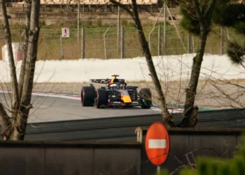 VIDEO – Max Verstappen sparks chaos with dramatic red flag at Barcelona testing session