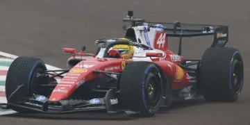 VIDEO – Lewis Hamilton shocks fans as new Ferrari F1 car halts on track during debut run