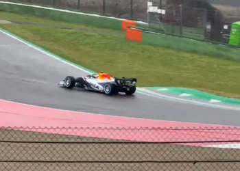 VIDEO – Racing Bulls roar to life: thrilling debut of VCARB 03 ignites F1 2026 excitement