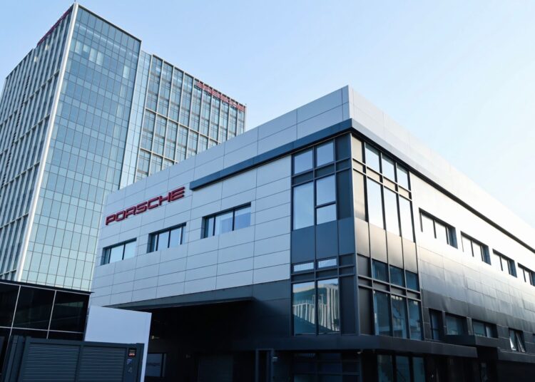 Porsche reduz rede de concessionários na China