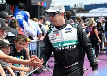 Brad Keselowski battles through severe injury to conquer Daytona 500: incredible comeback story!