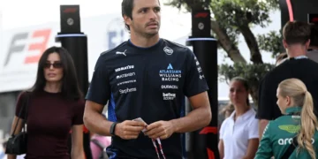 Carlos Sainz steps up to rescue Williams amid F1 pre-season testing disaster