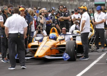 Zak Brown issues thrilling invitation: Fernando Alonso’s epic Indy 500 comeback awaits!