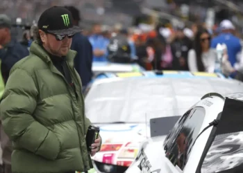 Kurt Busch recalls terrifying encounter with Dale Earnhardt: the longest 40 laps of his life