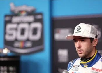 Chase Elliott dominates second duel race at Daytona, securing thrilling victory for the ages