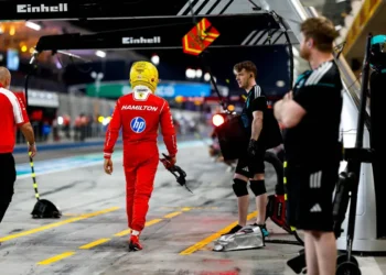 Lewis Hamilton’s shocking Ferrari gamble exposed: no engineers and a race against time!