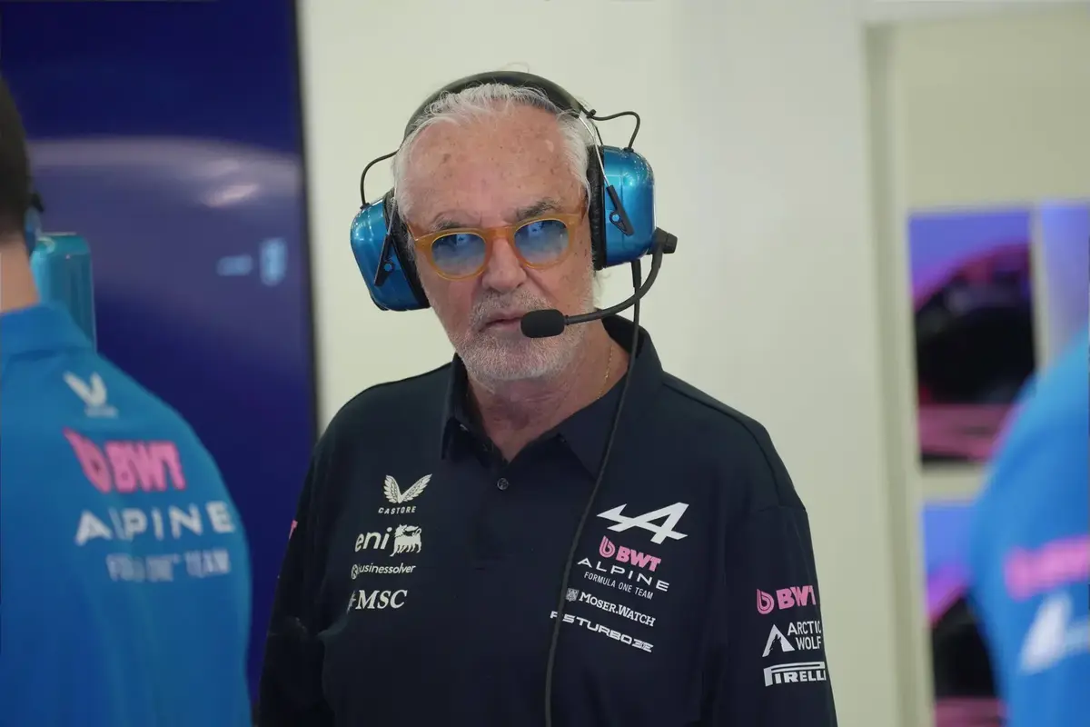 O chefe da F1, Flavio Briatore, admite chocantemente: ‘Ainda gosto de despedir pessoas’ numa revelação brutal.