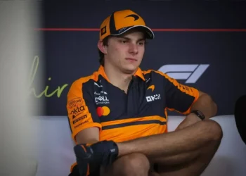 Oscar Piastri shakes up management team as Mark Webber steps back: new era begins!